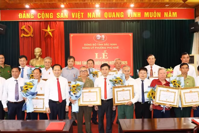 Trao Huy hiệu Đảng đợt 2/9 tại phường Phù Khê, tỉnh Bắc Ninh.