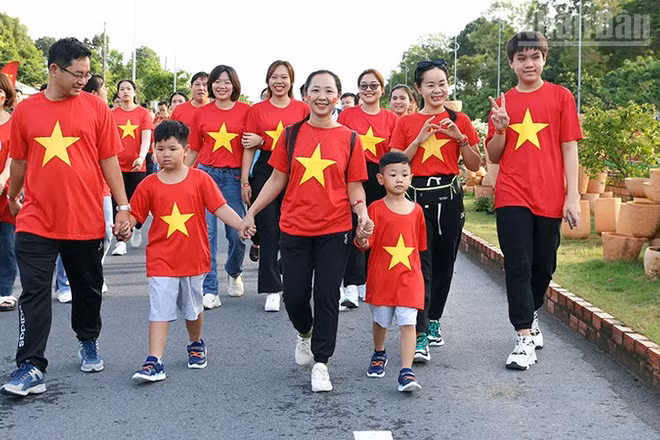 Người dân Vĩnh Long phấn khởi tham gia Chương trình "Cùng Việt Nam tiến bước" năm 2025. (Ảnh: BÁ DŨNG)
