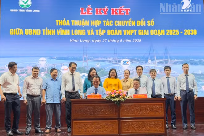 Lễ ký kết thỏa thuận hợp tác về chuyển đổi số giữa UBND tỉnh Vĩnh Long với Tập đoàn Bưu chính viễn thông Việt Nam.