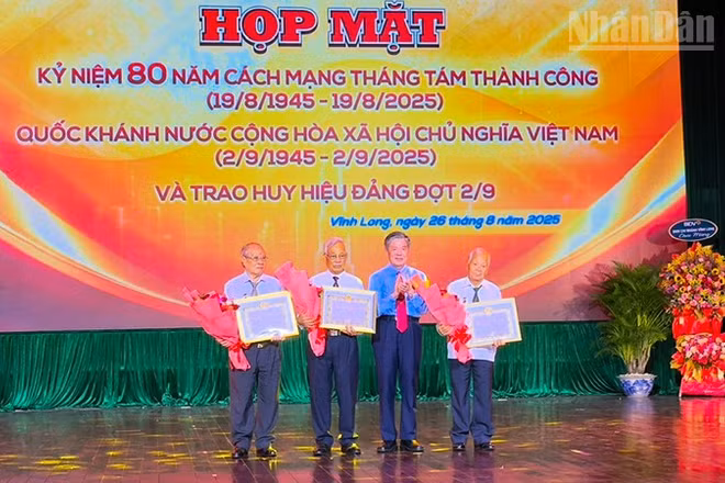 Bí thư Tỉnh ủy Vĩnh Long trao Huy hiệu Đảng cho các vị cao niên tuổi đảng tại buổi họp mặt. 