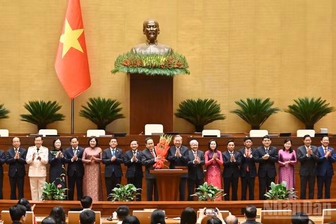Thay mặt Lãnh đạo Đảng và Nhà nước, Tổng Bí thư Tô Lâm tặng hoa chúc mừng các Ủy viên Ủy ban Thường vụ Quốc hội khóa XVI. (Ảnh: DUY LINH)