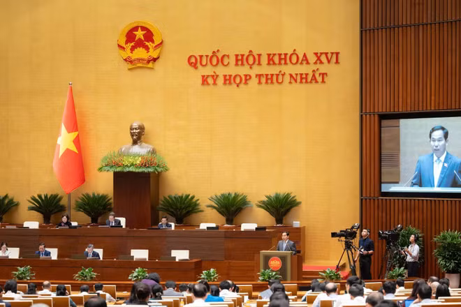 Tổng thư ký Quốc hội, Chủ nhiệm Văn phòng Quốc hội Lê Quang Mạnh trình bày Tờ trình về việc bổ sung Chương trình Kỳ họp thứ nhất, Quốc hội khóa XVI. (Ảnh: Media Quốc hội)