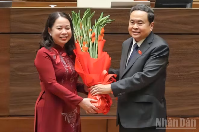 Chủ tịch Quốc hội Trần Thanh Mẫn tặng hoa chúc mừng đồng chí Võ Thị Ánh Xuân tái đắc cử Phó Chủ tịch nước. (Ảnh: THỦY NGUYÊN)