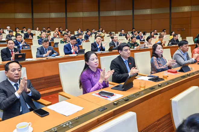 Các đại biểu dự phiên họp sáng 24/4. (Ảnh: DUY LINH)