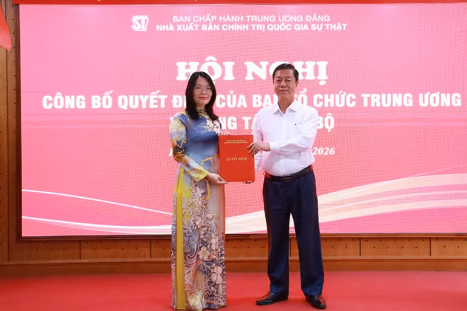 PGS, TS Vũ Trọng Lâm, Giám đốc - Tổng Biên tập Nhà xuất bản Chính trị quốc gia Sự thật trao Quyết định bổ nhiệm lại chức danh Phó Giám đốc - Phó Tổng Biên tập Nhà xuất bản đối với đồng chí Nguyễn Hoài Anh.