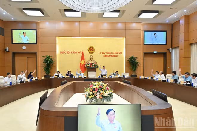 Ủy ban Thường vụ Quốc hội biểu quyết thông qua Nghị quyết của Ủy ban Thường vụ Quốc hội về việc thành lập 10 phường thuộc tỉnh Đồng Nai. (Ảnh: THỦY NGUYÊN)