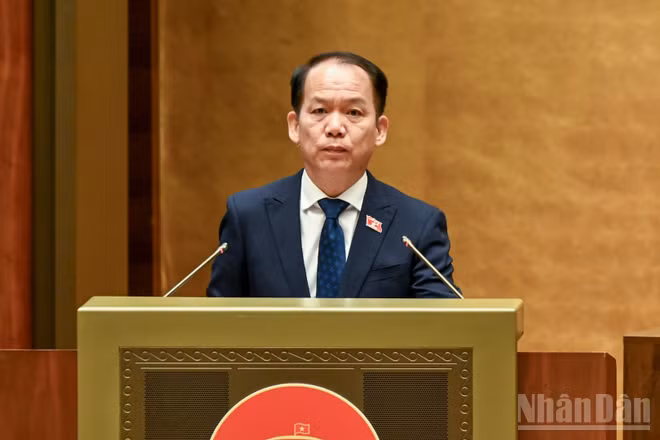 Bộ trưởng Tư pháp Hoàng Thanh Tùng trình bày tờ trình dự thảo Luật Hộ tịch (sửa đổi). (Ảnh: DUY LINH)