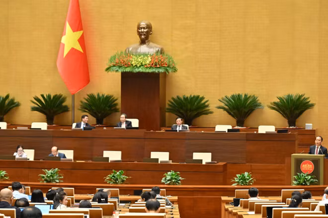 Bộ trưởng Tư pháp Hoàng Thanh Tùng phát biểu giải trình, làm rõ ý kiến đại biểu Quốc hội trong phiên thảo luận chiều 22/4. (Ảnh: DUY LINH)