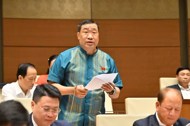Đại biểu Thạch Phước Bình (Đoàn Vĩnh Long) tham gia ý kiến thảo luận ở hội trường sáng 23/4. (Ảnh: DUY LINH)
