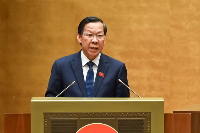 Chủ nhiệm Ủy ban Kinh tế và Tài chính Phan Văn Mãi trình bày dự thảo Nghị quyết về kế hoạch phát triển kinh tế-xã hội 5 năm giai đoạn 2026-2030 trước khi Quốc hội biểu quyết thông qua. (Ảnh: DUY LINH)