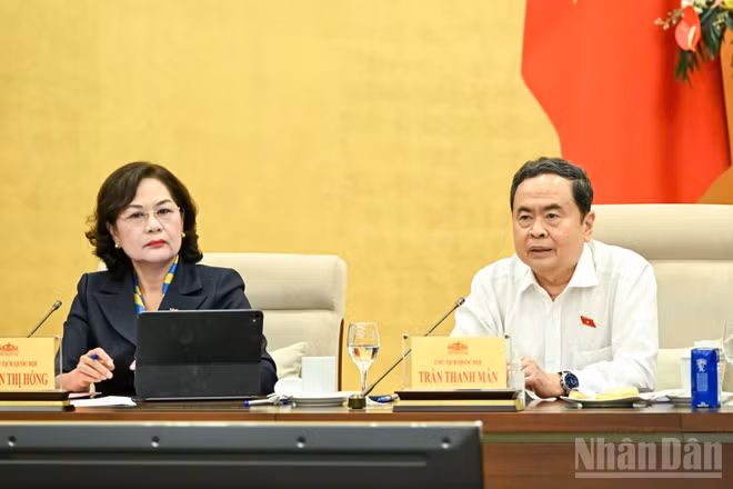 Chủ tịch Quốc hội Trần Thanh Mẫn và Phó Chủ tịch Quốc hội Nguyễn Thị Hồng dự phiên họp sáng 9/4. (Ảnh: DUY LINH)