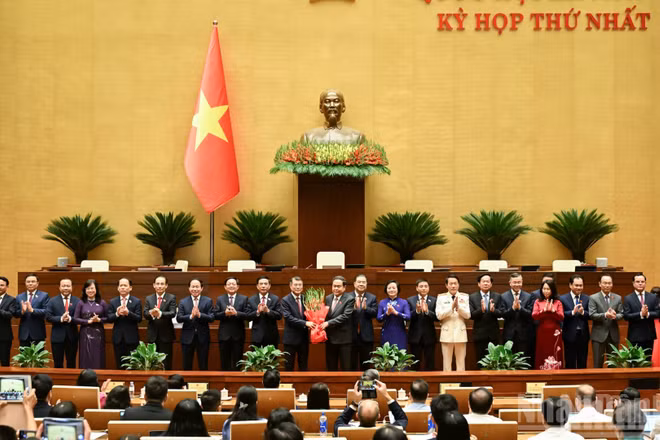 Chủ tịch Quốc hội Trần Thanh Mẫn tặng hoa chúc mừng các thành viên Chính phủ nhiệm kỳ 2026-2031. (Ảnh: DUY LINH)