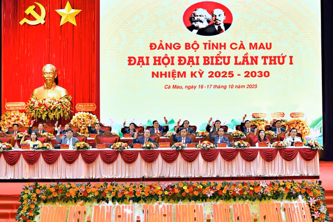 Quang cảnh phiên trù bị Đại hội đại biểu Đảng bộ tỉnh Cà Mau vào sáng 16/10.