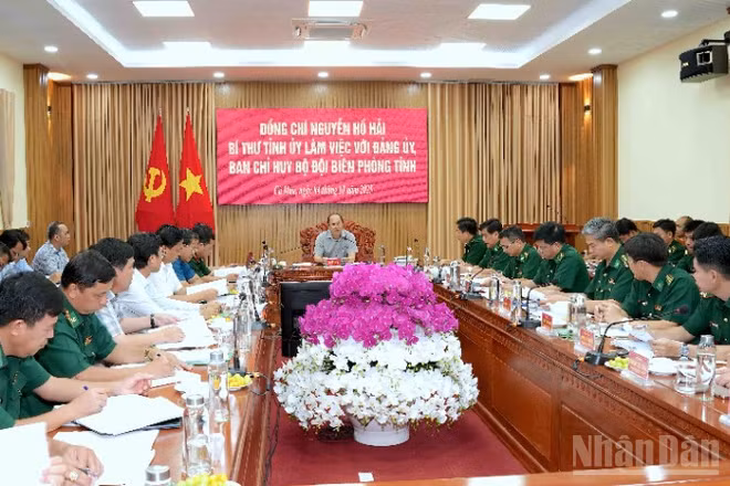 Đoàn công tác của Tỉnh ủy làm việc với Ban Chỉ huy Bộ đội biên phòng Cà Mau. 