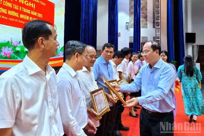 Bí thư Tỉnh ủy Cà Mau Nguyễn Hồ Hải (bìa phải) tặng Bằng khen của Ban Thường vụ Tỉnh ủy cho các tập thể tiêu biểu, xuất sắc trong vận hành chính quyền địa phương 2 cấp.