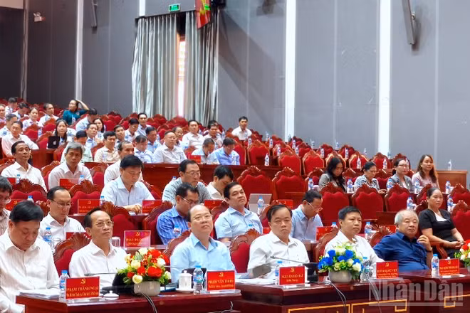 Các đồng chí Thường trực Tỉnh ủy Cà Mau (hàng đầu tiên) tham dự và chủ trì hội nghị vào chiều 29/10.