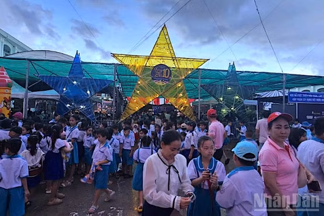 Đông đảo các em thiếu nhi đến tham gia và chung vui cùng chương trình "Chung tay vì tụi nhỏ" tại miền biển Gành Hào.