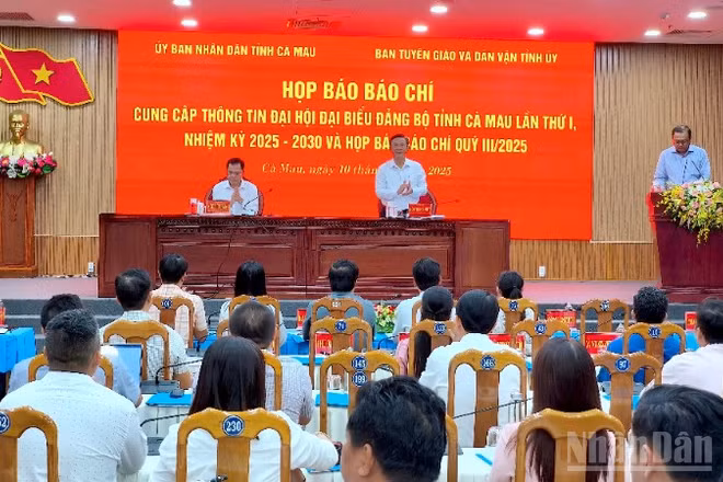 Quang cảnh cuộc họp báo chiều 10/10.
