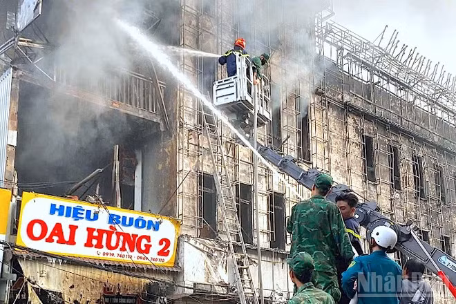 Lực lượng chức năng Cà Mau tham gia khống chế đám cháy lớn xảy ra trên địa bàn xã Năm Căn, tỉnh Cà Mau trong tháng 9/2025.