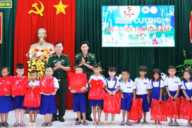 Đồn Biên phòng Gành Hào (thuộc Bộ đội Biên phòng Cà Mau) tặng quà Tết Trung thu cho các em học sinh có hoàn cảnh khó khăn miền biển xã Gành Hào, tỉnh Cà Mau.