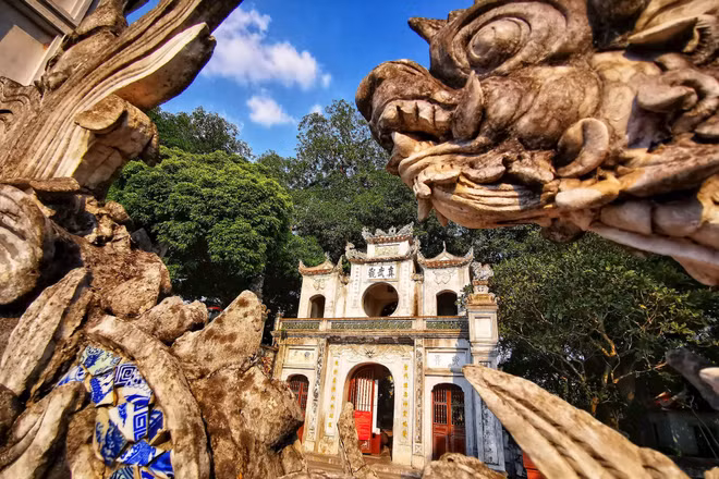 Đền Quán Thánh trấn giữ phía bắc kinh thành Thăng Long xưa, có tên chữ là Trấn Vũ quán, thờ Huyền Thiên Trấn Vũ - vị thần có công diệt trừ yêu quái.