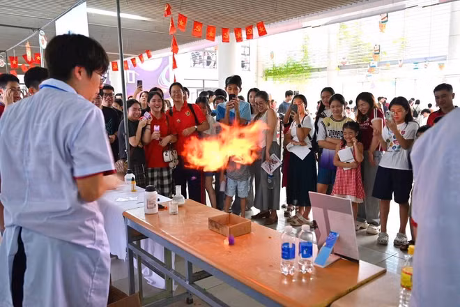 Thực hành thí nghiệm tại Triển lãm Science Tornado 2026 REVELIO. Ảnh: Quỳnh Chi
