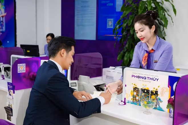 Nhân viên Ngân hàng TMCP Tiên Phong hướng dẫn khách hàng làm thủ tục tín dụng. Ảnh | TIÊN PHONG