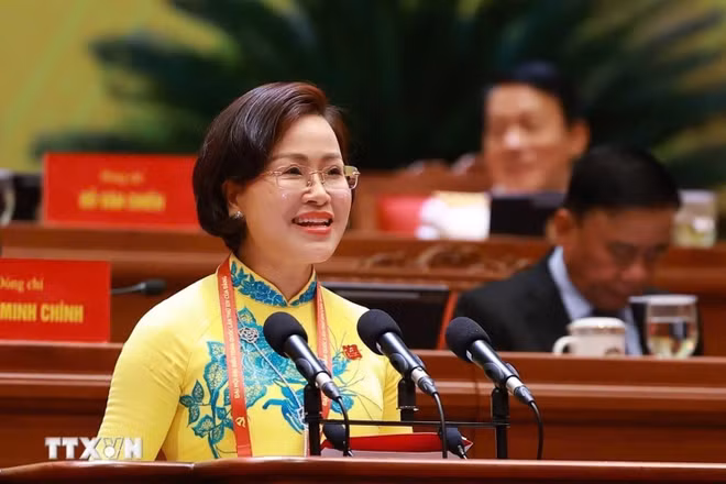 Bí thư Đảng ủy, Chủ tịch HĐND phường Mỹ Hào Trần Thị Thanh Thủy trình bày tham luận tại Đại hội XIV của Đảng. Ảnh | TTXVN
