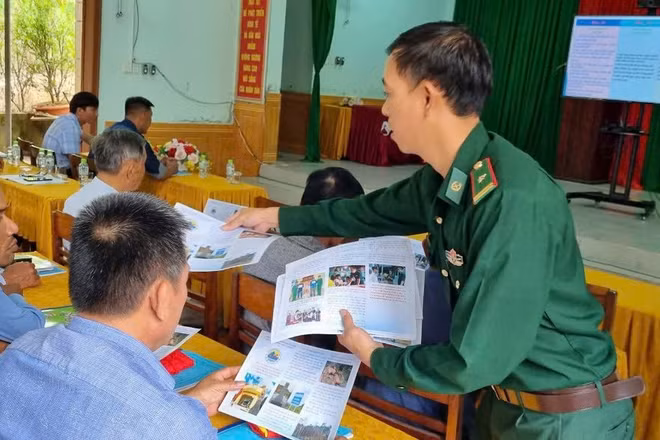 Cán bộ chiến sĩ Đồn Biên phòng Cửa khẩu quốc tế Lao Bảo (Quảng Trị) tuyên truyền, phổ biến pháp luật cho người dân.