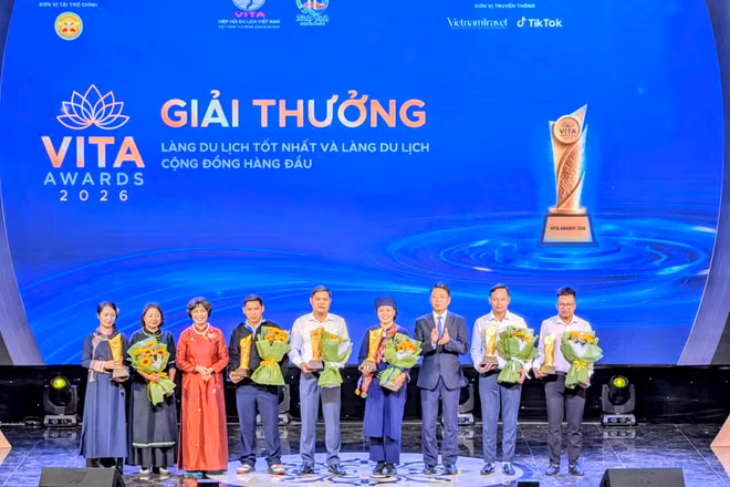 Trao Giải thưởng hạng mục Làng du lịch tốt nhất và làng du lịch cộng đồng hàng đầu.
