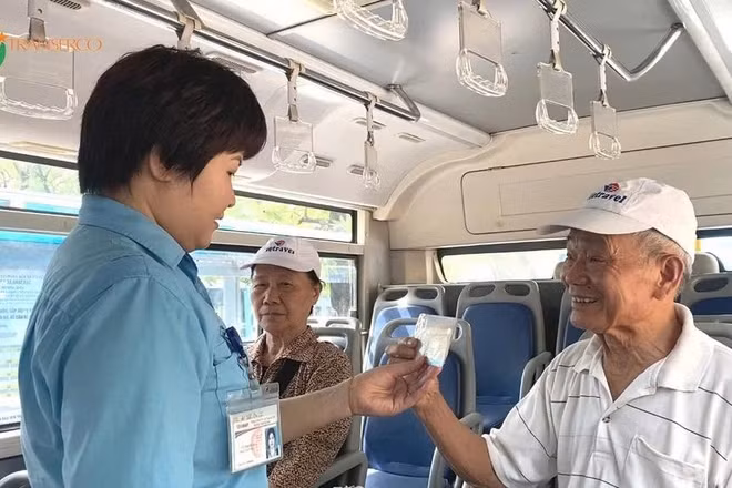 Người cao tuổi là đối tượng được thành phố miễn vé xe buýt. 