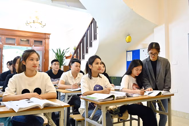Các học viên luyện tiếng Hàn Quốc, chuẩn bị xuất ngoại. Ảnh: VĂN HỌC