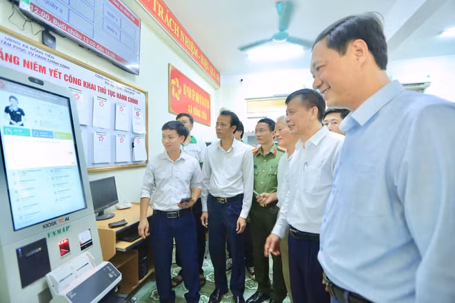 Cán bộ và người dân xã Đồng Tiến cùng trải nghiệm sử dụng Kiosk AI toàn trình.