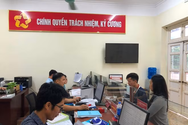Cán bộ Trung tâm Phục vụ hành chính công xã Cao Lộc giải quyết thủ tục hành chính phục vụ người dân.