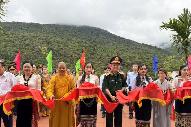 Lễ khánh thành Nhà bia tưởng niệm liệt sĩ xã Chiêu Lưu (Nghệ An), công trình có sự đóng góp, đồng hành của các tăng ni, phật tử. (Ảnh: HÀ NAM)