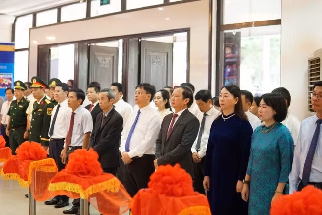 Lãnh đạo thành phố Huế và các ban, ngành tham dự và cắt băng khai mạc triển lãm.