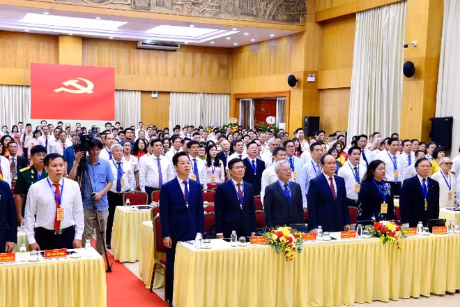 Các đại biểu thực hiện nghi lễ chào cờ trước khi bắt đầu Đại hội.