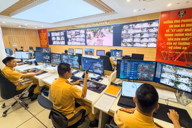 Hệ thống camera giúp lực lượng Cảnh sát giao thông theo dõi diễn biến giao thông, phát hiện xe vi phạm, mật độ phương tiện theo thời gian thực. Ảnh: Bảo Châu