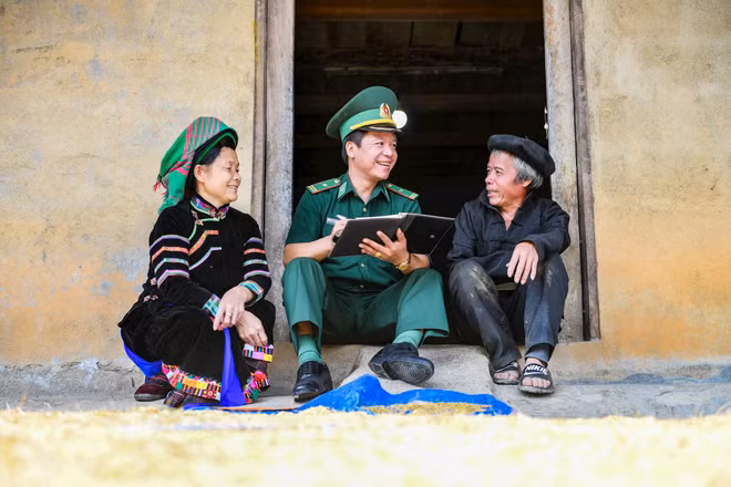 Cán bộ đồn biên phòng Phó Bảng (Tuyên Quang) lắng nghe ý kiến của bà con. Ảnh: Thành Đạt