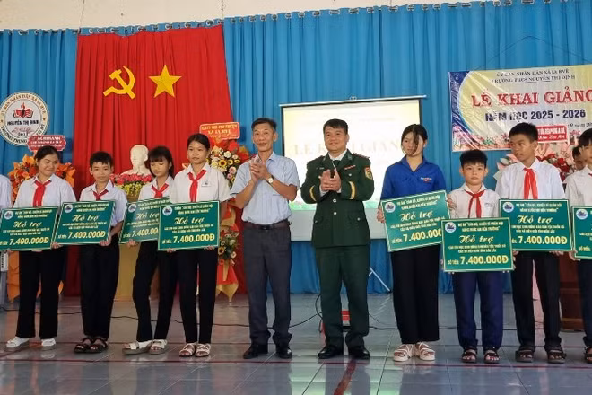 Đại diện lãnh đạo Ban Chỉ huy Bộ đội Biên phòng tỉnh Đắk Lắk và chính quyền địa phương trao quà tặng cho các em học sinh tại xã Ia Rvê.