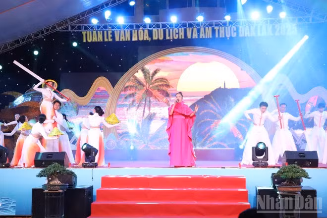Chương trình nghệ thuật chào mừng Tuần lễ văn hóa, du lịch và ẩm thực Đắk Lắk 2025.