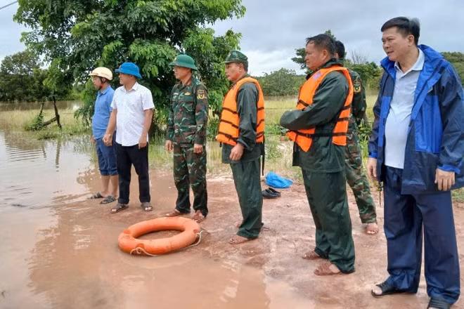 Lãnh đạo xã Ia Lốp cùng cán bộ, chiến sĩ Đồn Biên phòng Ea H’leo và các lực lượng đến vùng ngập lụt hỗ trợ người dân.