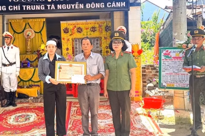 Thừa ủy quyền của Chủ tịch nước, Thiếu tướng Ngô Hoài Thu, Phó Cục trưởng Cục Công tác chính trị, Bộ Công an đã trực tiếp trao tặng Huân chương Bảo vệ Tổ quốc hạng Ba cho thân nhân đồng chí Nguyễn Đông Cánh tại gia đình. (Ảnh: VĂN THÀNH)