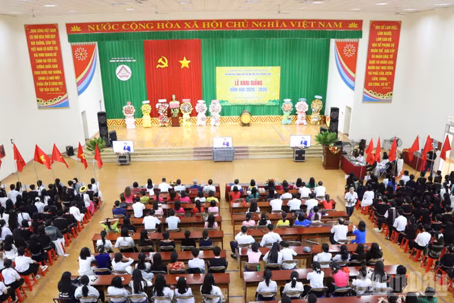 Quang cảnh buổi lễ khai giảng năm học mới của Trường trung học phổ thông Dân tộc nội trú N’Trang Lơng.