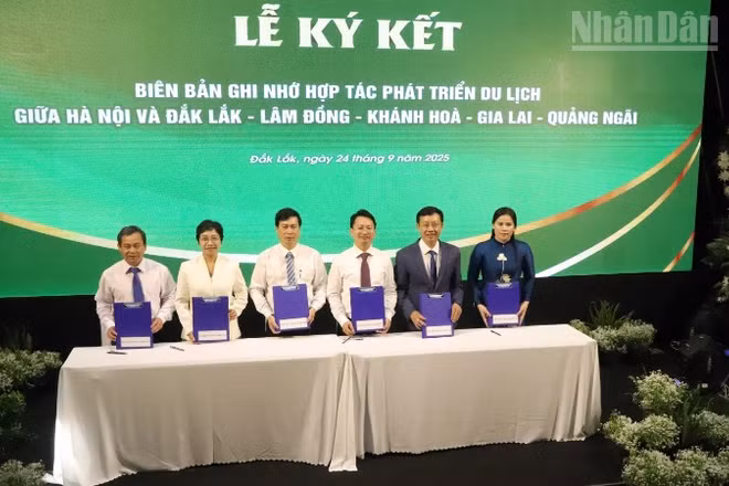 Lãnh đạo Sở Du lịch Hà Nội và Sở Văn hóa, Thể thao và Du lịch các tỉnh Đắk Lắk, Gia Lai, Lâm Đồng, Quảng Ngãi, Khánh Hòa ký kết biên bản hợp tác phát triển du lịch giai đoạn 2026-2030.