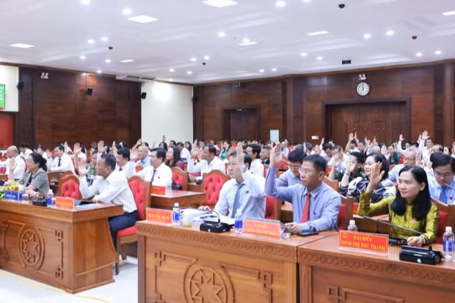 Các đại biểu Hội đồng nhân dân tỉnh Đắk Lắk biểu quyết thông qua các nghị quyết kỳ họp. (Ảnh: MINH HUỆ)