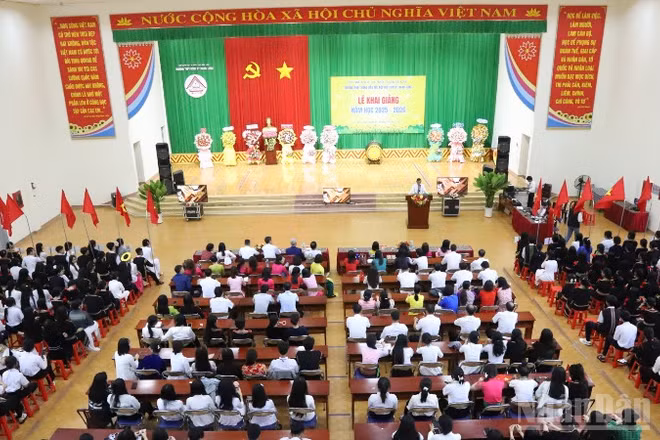 Thầy cô giáo và học sinh Trường trung học phổ thông dân tộc nội trú N'Trang Lơng, tỉnh Đắk Lắk khai giảng năm học mới.