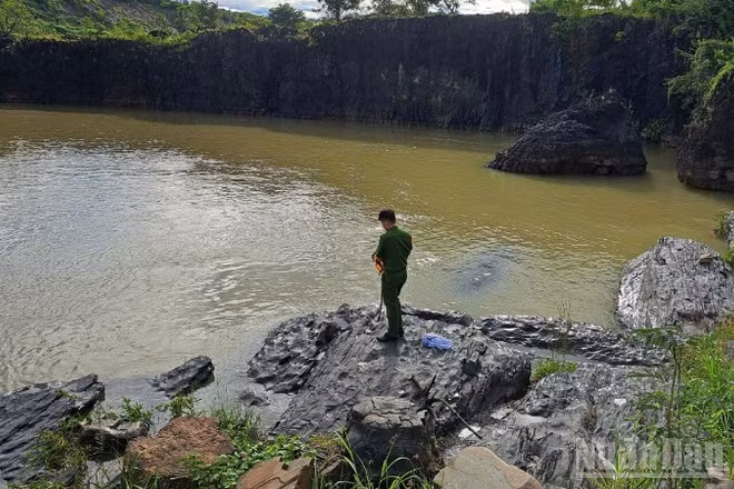 Hồ Cá Sấu (hay còn gọi là hồ Đá Xanh) thuộc địa bàn thôn 9, xã Ea Wer, nơi xảy ra sự việc.