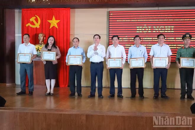 Bí thư Tỉnh ủy Đắk Lắk Nguyễn Đình Trung tặng Bằng khen của Ủy ban nhân dân tỉnh cho các tập thể có thành tích xuất sắc trong phong trào cả nước chung tay xóa nhà tạm, nhà dột nát trên địa bàn tỉnh năm 2025.