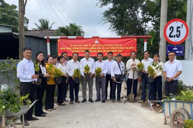 Ủy ban Mặt trận Tổ quốc xã Mỹ Tịnh An cùng các tổ chức chính trị-xã hội ra quân trồng cây xanh Chào mừng Đại hội Đảng bộ tỉnh Đồng Tháp lần thứ I, nhiệm kỳ 2025-2030.
